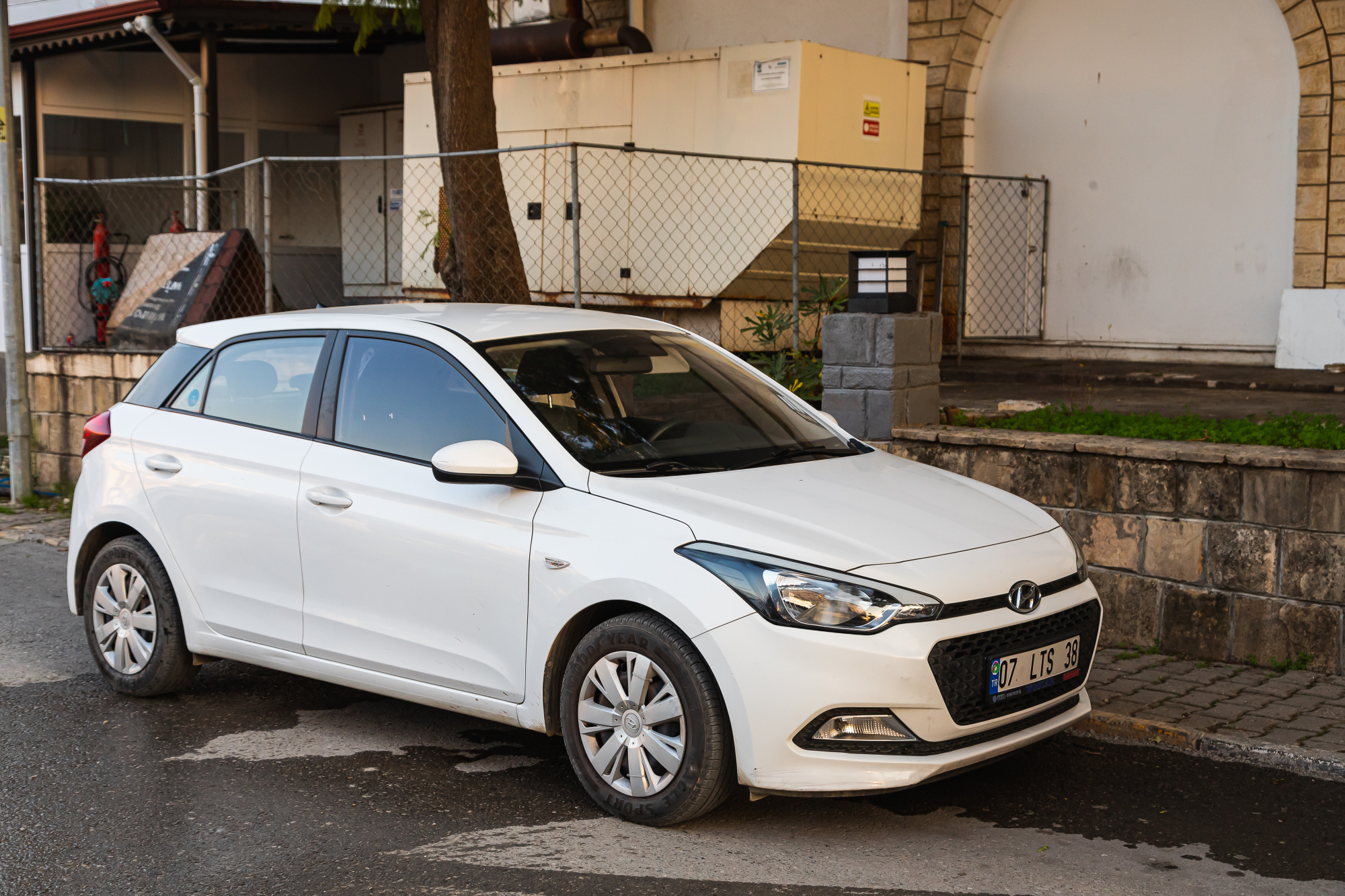 Potreboval sem nov avto in sem se odločil za znamko Hyundai